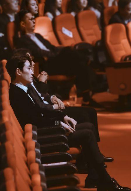 娱乐官媒吃瓜,吃瓜群众背后的故事